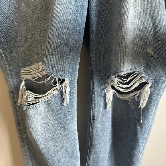 AE Ripped Relaxed Mom Jean - Picture 6 of 11